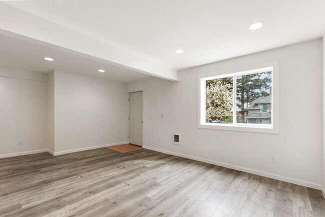 Building Photo - Charming 4 Bedroom 2 Bath single family house in Columbia City