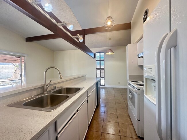 Building Photo - Washington & Jones