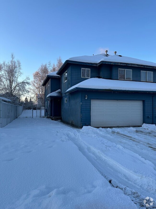 Building Photo - 3 Bedroom 2.5 Bath with 2 Car Garage