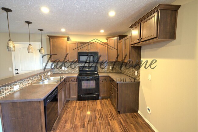 Building Photo - 3 Bedroom in Ozark!