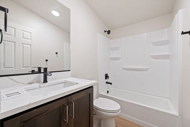 Building Photo - 146 E 400 N