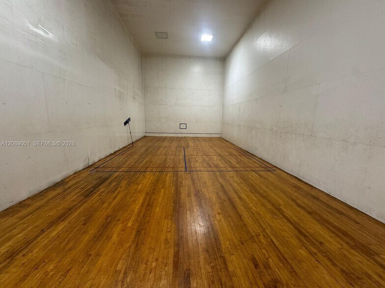 Building Photo - 9999 Summerbreeze Dr
