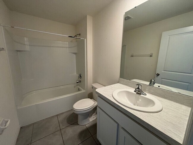 Building Photo - Spacious 4/2 In Gate Community W/ Amenities