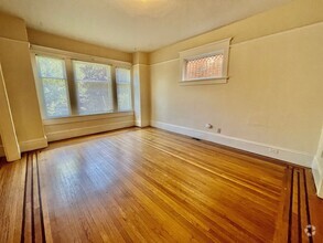 Building Photo - Large Queen Anne 2 Bedroom - Excellent Loc...