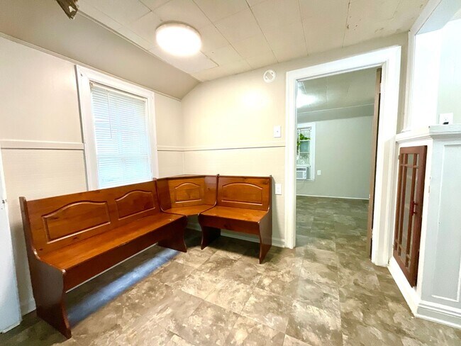 Building Photo - 810 W Magnolia Ave