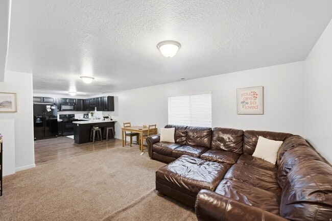 Building Photo - 86 E Rose Way