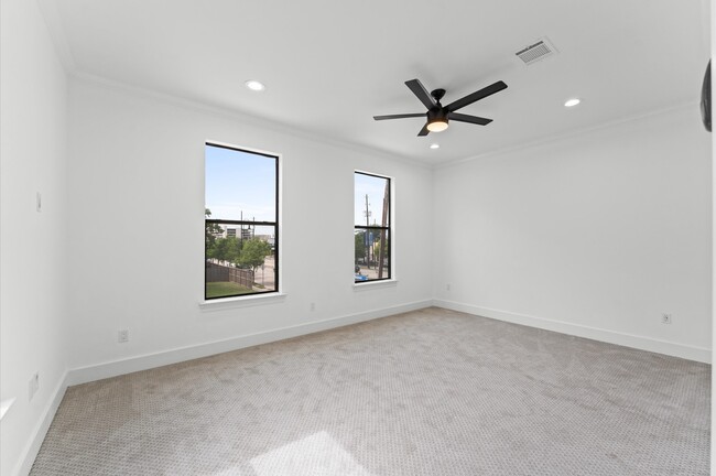 Building Photo - 10070 Cedardale Dr