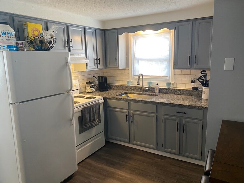 kitchen - 34 Hayes Ave