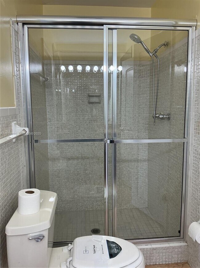 Building Photo - 1000 Renmar Dr