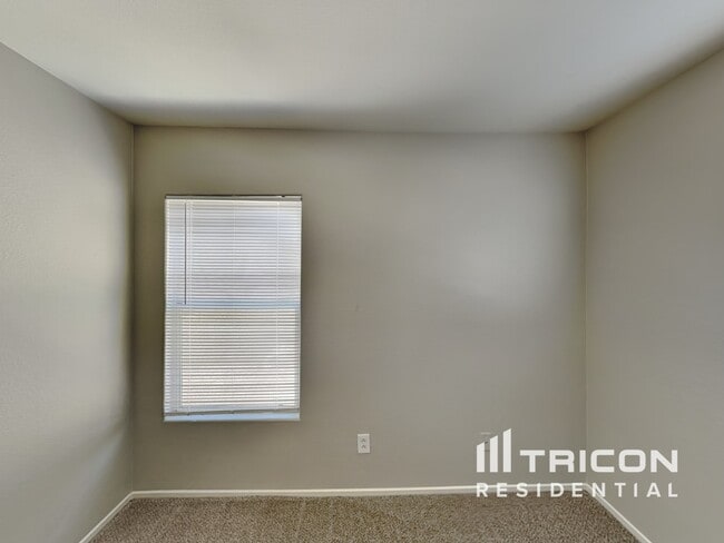 Building Photo - 1251 Golden Apple St