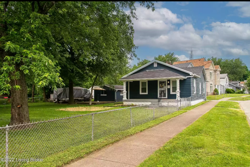 Large fenced in yard - 3100 Montana Ave