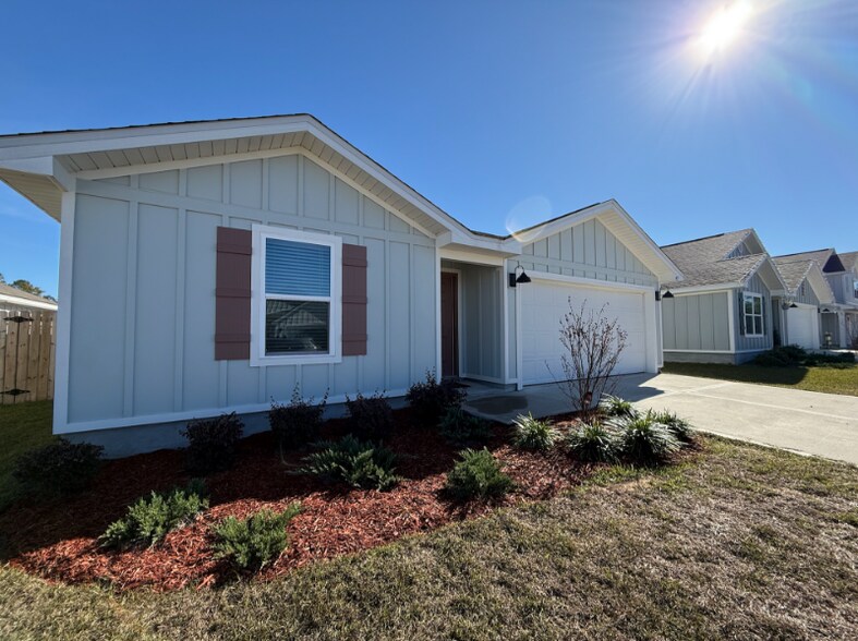 Primary Photo - 437 Scarborough St