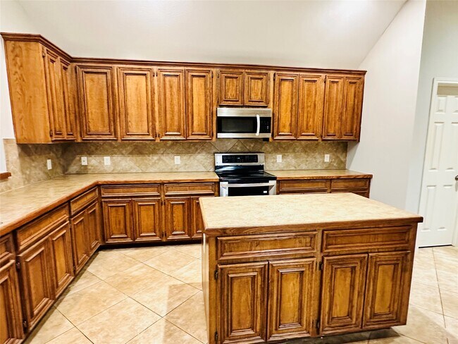 Building Photo - 5643 Walnut Glen Ln