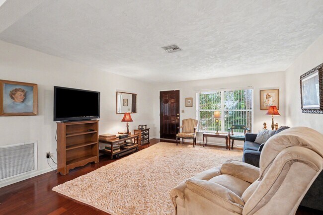 Building Photo - 108 Delvalle St