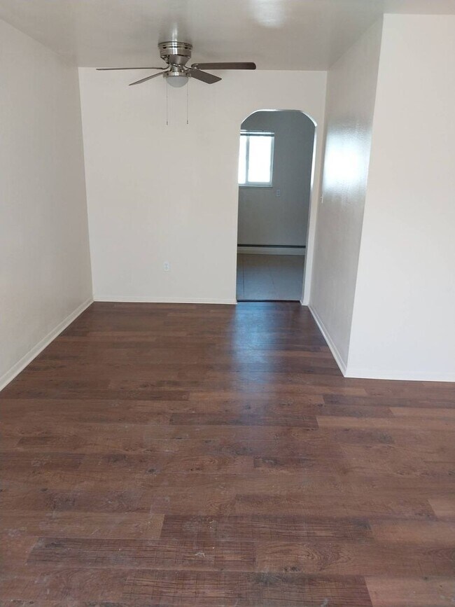 Building Photo - Central location | Lots of natural light