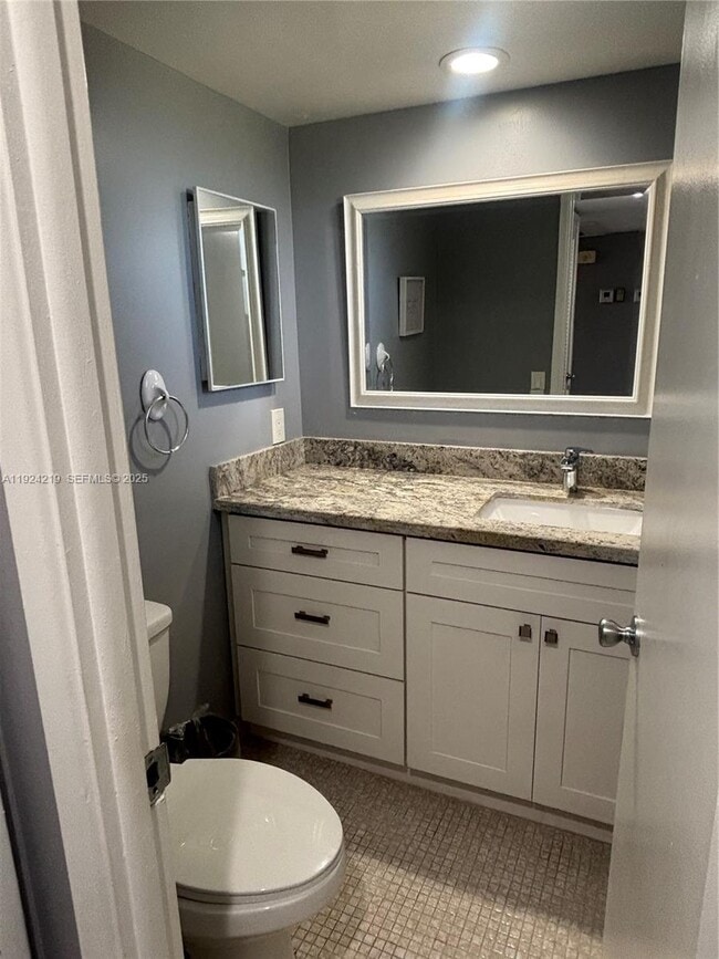 Building Photo - 2900 N Palm Aire Dr