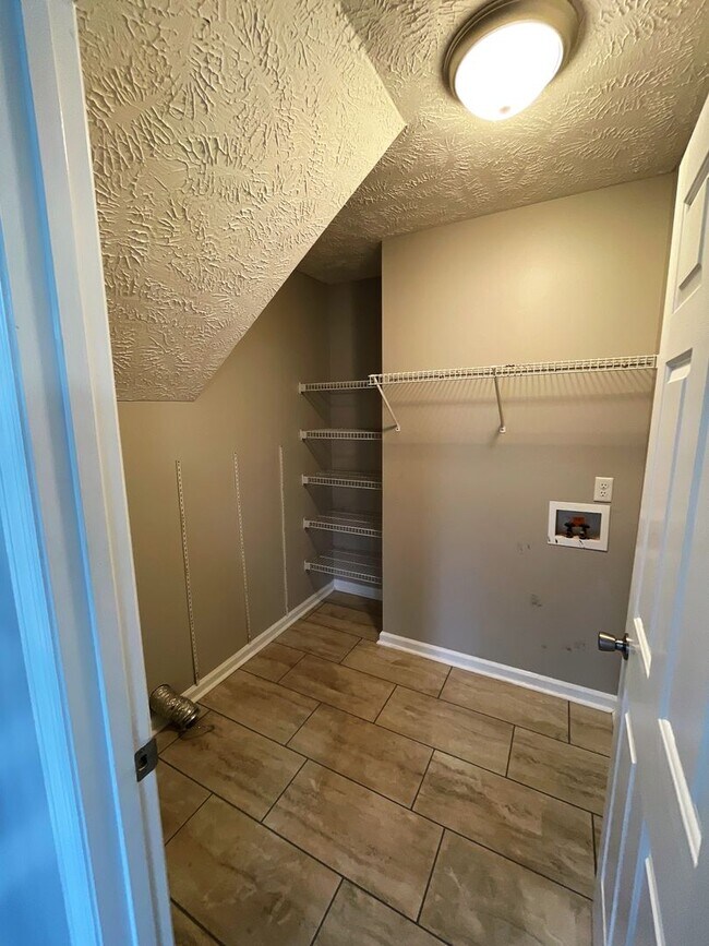 Building Photo - Updated 4 Bedroom / 3 Bathroom with In-Law...