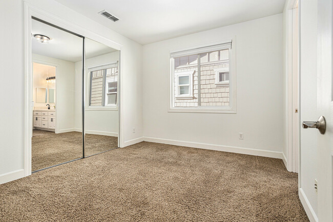 Building Photo - 203 Seacliff Way