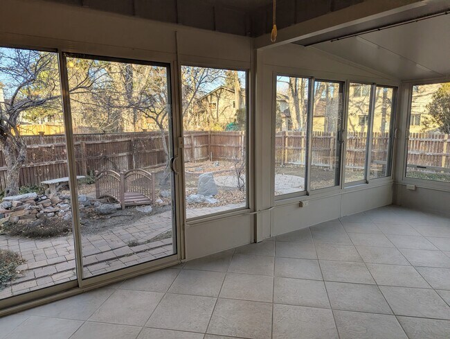 Building Photo - 582 S Everett Ct