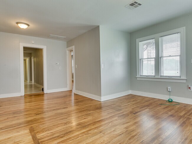 Building Photo - Updated DUPLEX + Minutes away from The Plaza, Paseo, Midtown, Uptown District!