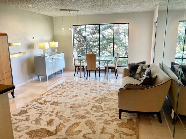 Building Photo - Designer Living in Waterfront Furnished Condo