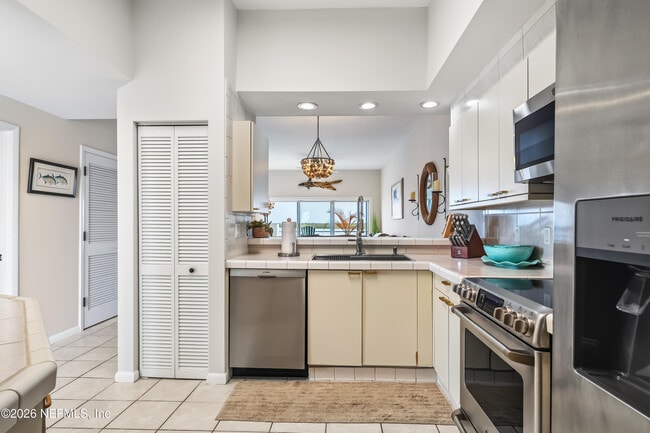 Building Photo - 75 Comares Ave