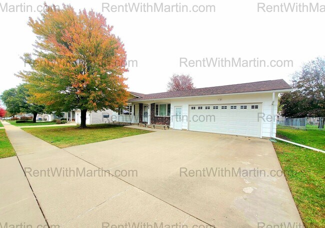 Primary Photo - FOR RENT- lovely ranch home near amusement...