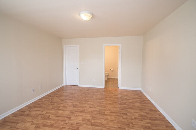 Building Photo - "Charming 3-Bedroom Retreat with 2 Full Ba...