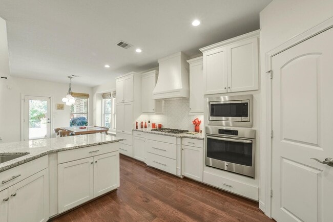 Building Photo - 6 S Wheatleigh Dr