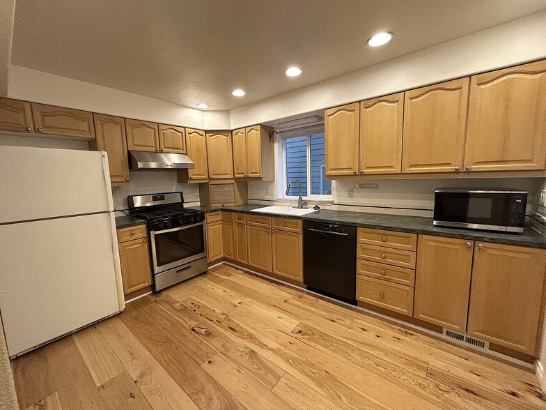 Building Photo - 17592 SW Heatherwood Ln