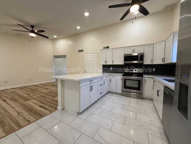 Building Photo - 6502 E Grandview Dr