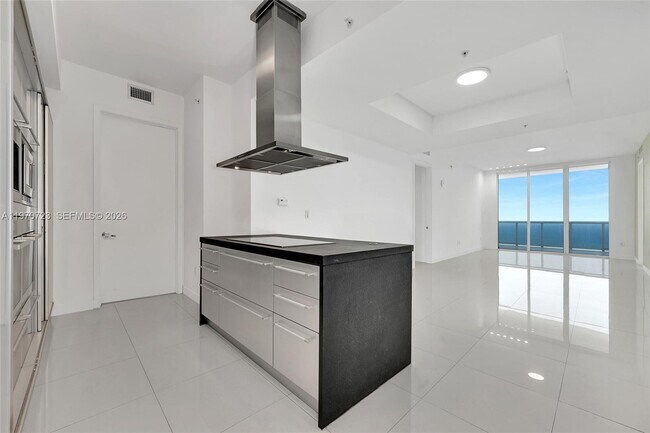 Building Photo - 18201 Collins Ave