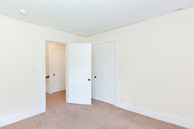 Building Photo - 118 Main St