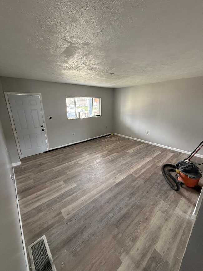 Building Photo - 2 bedroom 1 Bathroom House for Rent!