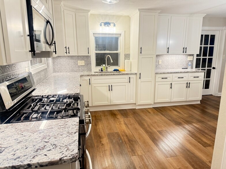 KITCHEN - 2525 W Abbott Ave