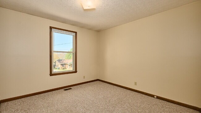 Building Photo - For Rent: 3BR, 1 1/2BA house (Please speak...