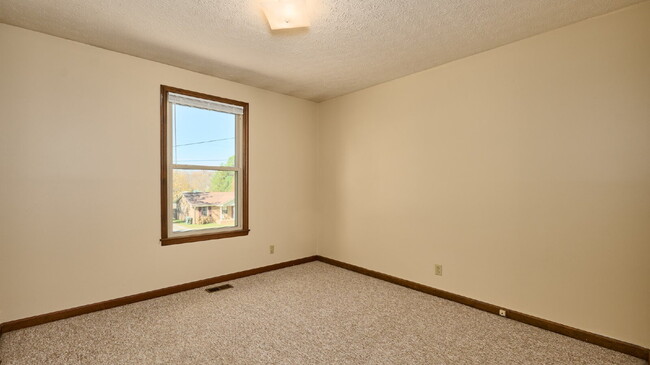 Building Photo - For Rent: 3BR, 1 1/2BA house (Please speak with us before applying.)