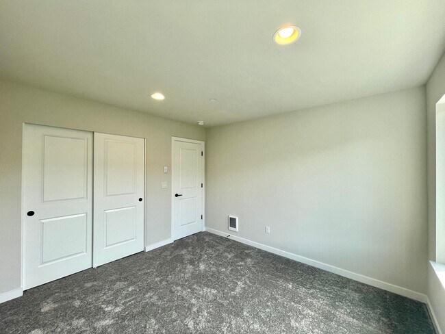 Building Photo - Great Townhome for rent