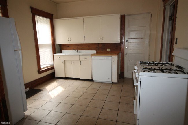 Building Photo - 5 br, 2 bath House - 615 Village St