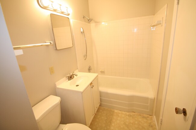 Building Photo - 4 bed- 1 bath!!