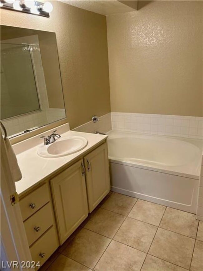 Building Photo - Furnished-Optional Single-Story Townhome in 89145