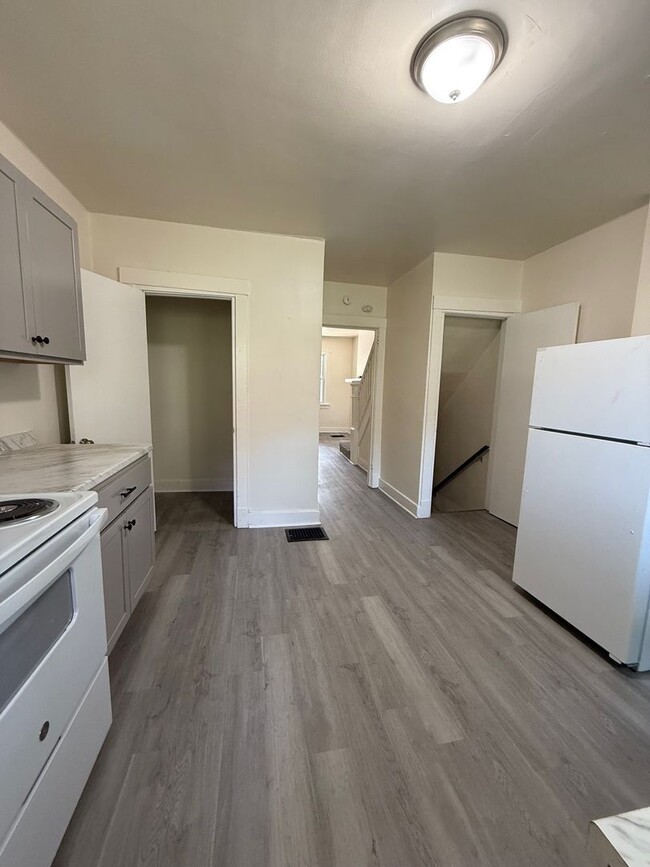 Building Photo - Charming 2-Bedroom Townhome in Lincoln-Lar...