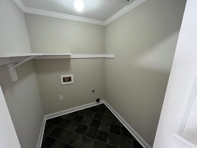 Building Photo - Charming 3-Bedroom Ranch