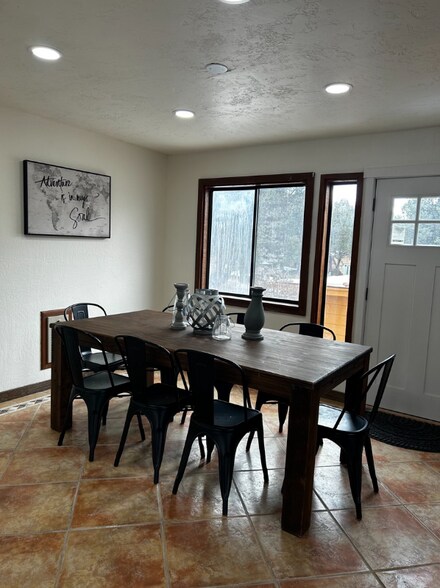 Building Photo - 136 E Sumac Dr