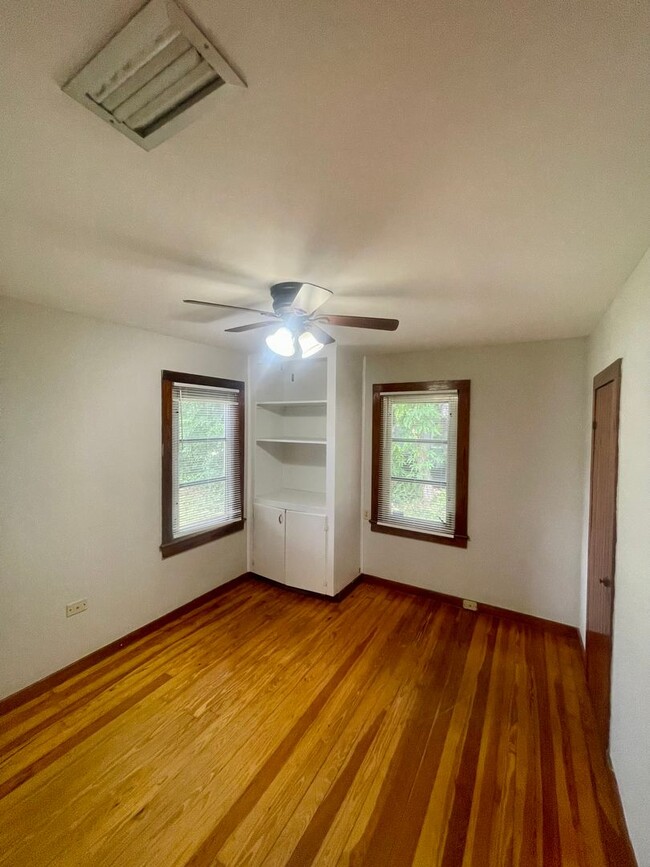 Building Photo - 3 Bed 2 Bath Home w/ Hardwood Floors and L...