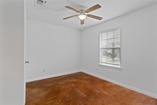 Building Photo - 804 E 5th St