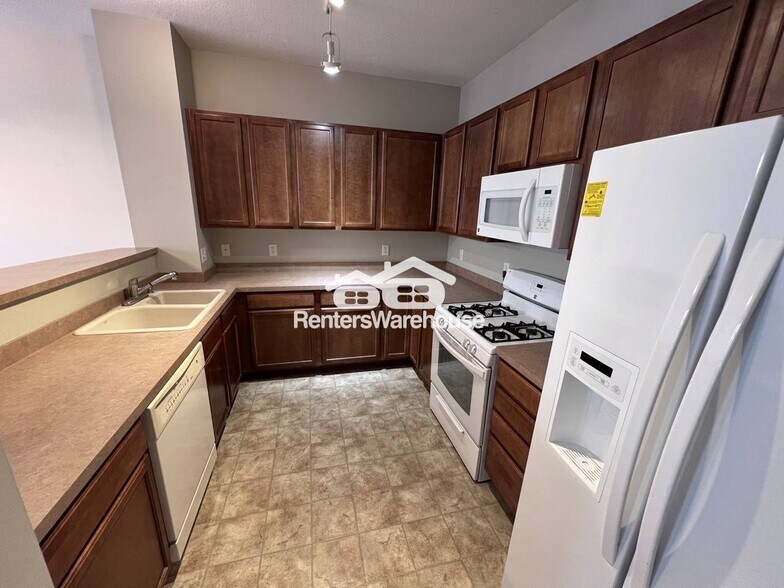 Building Photo - 8134 Oakview Cir N