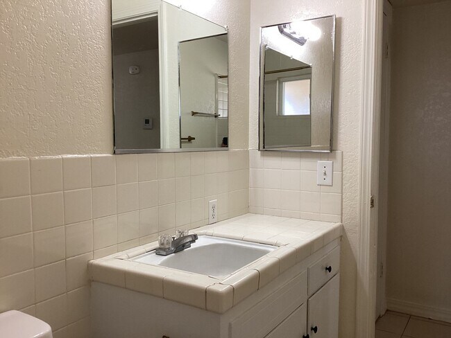 Building Photo - 4424-4426 E Dakota Ave