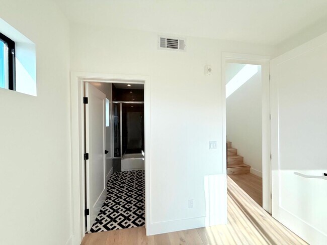 Building Photo - Beautiful Modern Luxury 4 Story Townhome - 4 bed - 3.5 bath with Rooftop Deck in Silver Lake