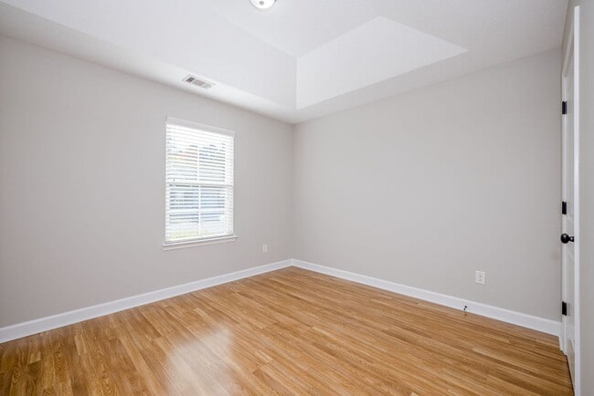 Building Photo - 304 York Ln